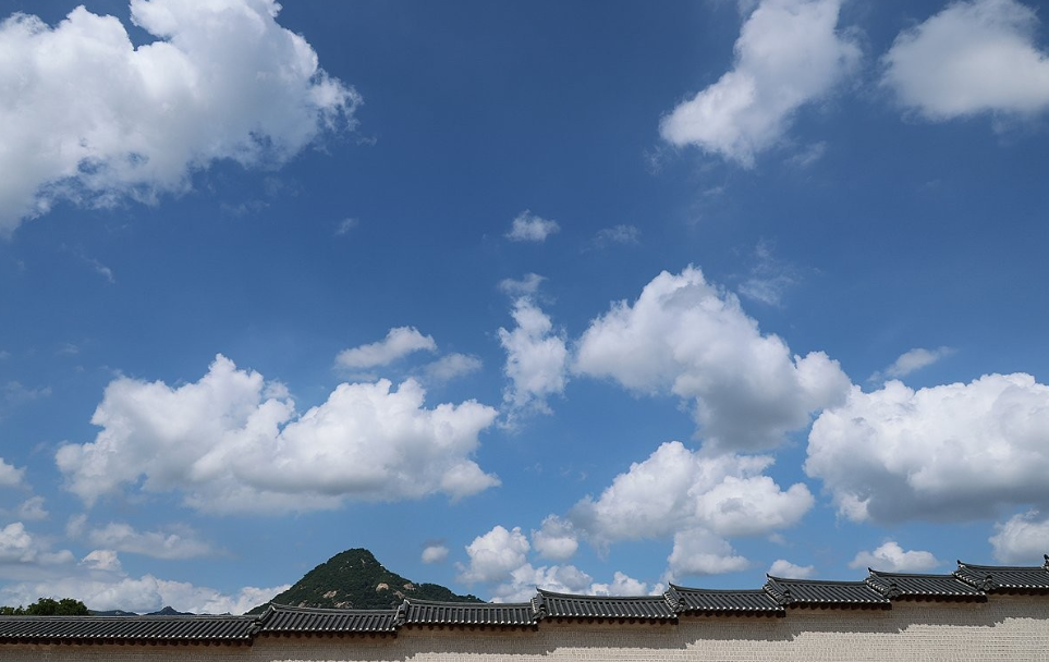 한반도를 달구던 고온다습한 북태평양고기압이 마침내 세력을 거두면서 기온과 습도가 동시에 떨어지는 본격적인 계절 변화가 시작됐다.