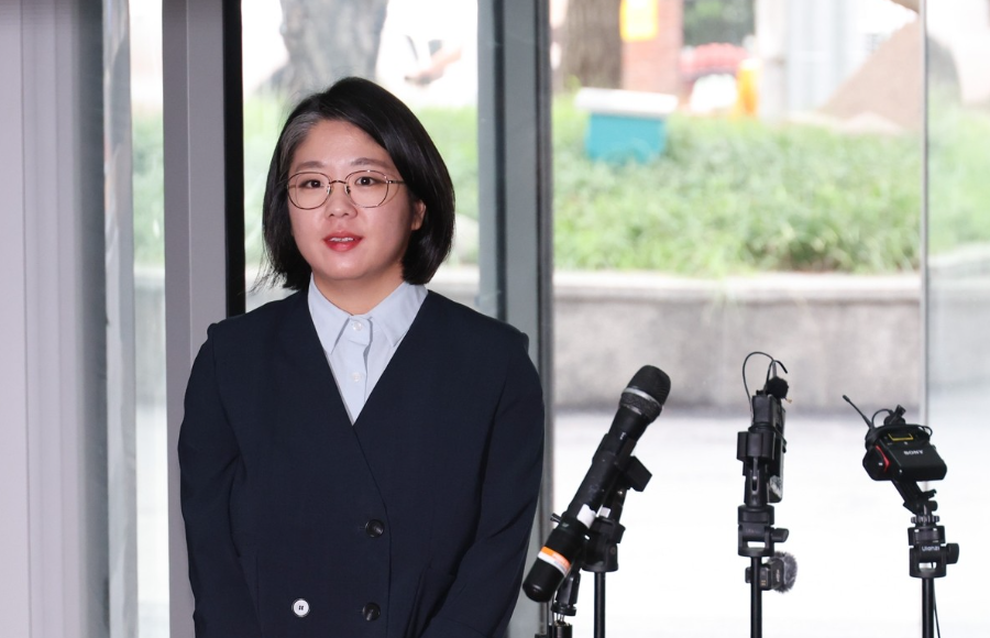 성평등가족부 장관 후보자로 지명된 용혜인 기본소득당 의원이 과거 국고보조금 수령 정당을 강하게 비판했던 이력이 드러나 논란이 일고 있다.