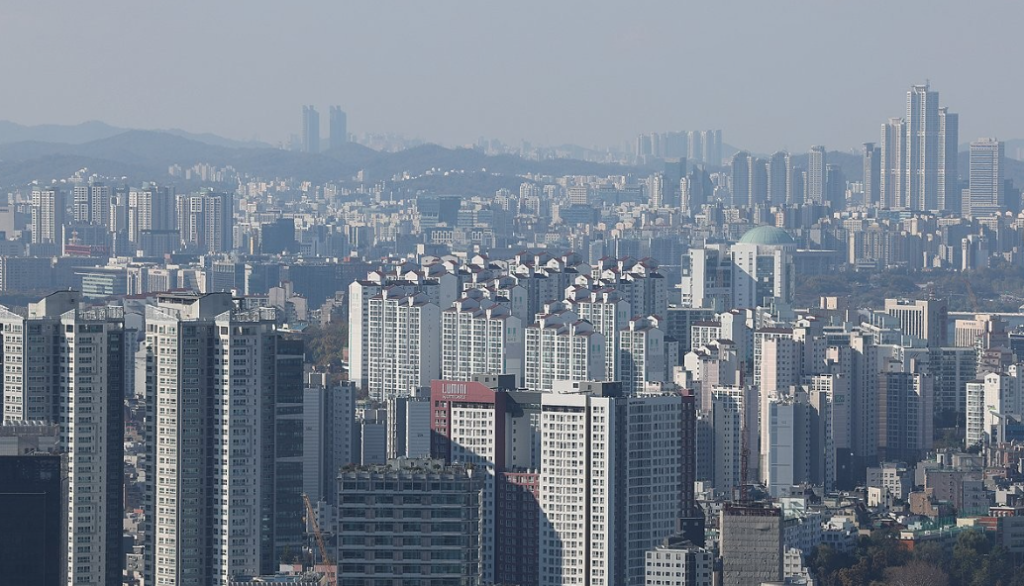 세제개편안이 발표된 이후 보유세 및 양도소득세 부담 우려가 커지면서 강남권 주요 지역의 아파트 매매가격지수가 4주 연속 하락세를 나타내고 있다.