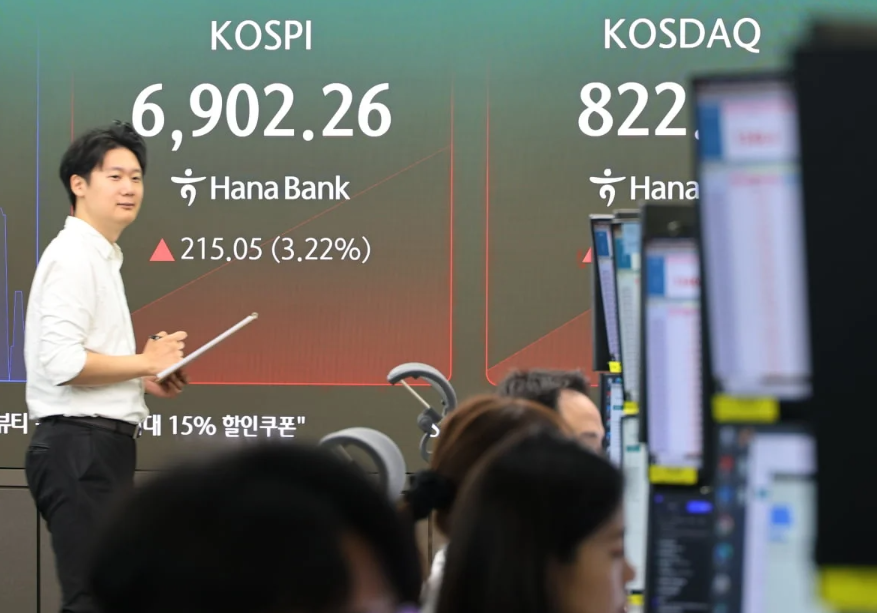 글로벌 투자은행 골드만삭스가 한국 증시의 대표 지수인 코스피 목표치를 1만 2000포인트로 유지하며 강력한 강세장 전망을 재확인했다.