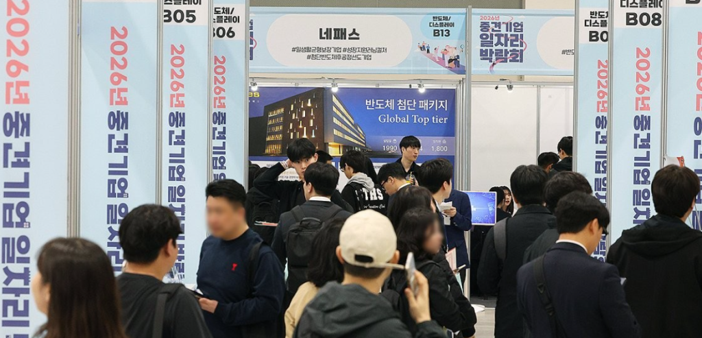 국내 고용 시장이 서비스업 호조와 제조업·건설업 부진 완화에 힘입어 2개월 연속 두 자릿수 증가세를 이어갔다.