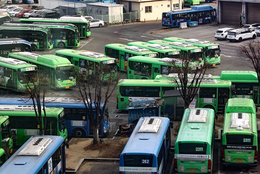 서울 시내버스 노사가 통상임금 산정 기준과 임금 인상률을 둘러싸고 날 선 대립을 이어가면서 오는 16일 버스 대란이 현실화할 가능성이 커지고 있다. 