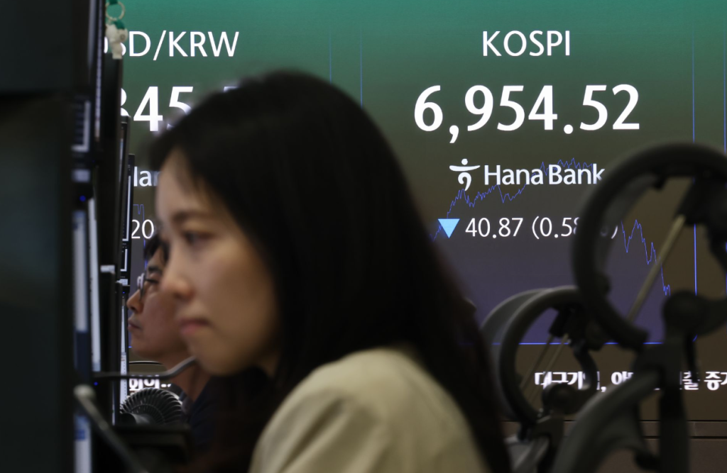 국제 유가가 배럴당 100달러를 넘어서며 물가 상승과 금리 인상 압박을 가중하자 국내 증시가 급격한 하락세를 보이고 있다.