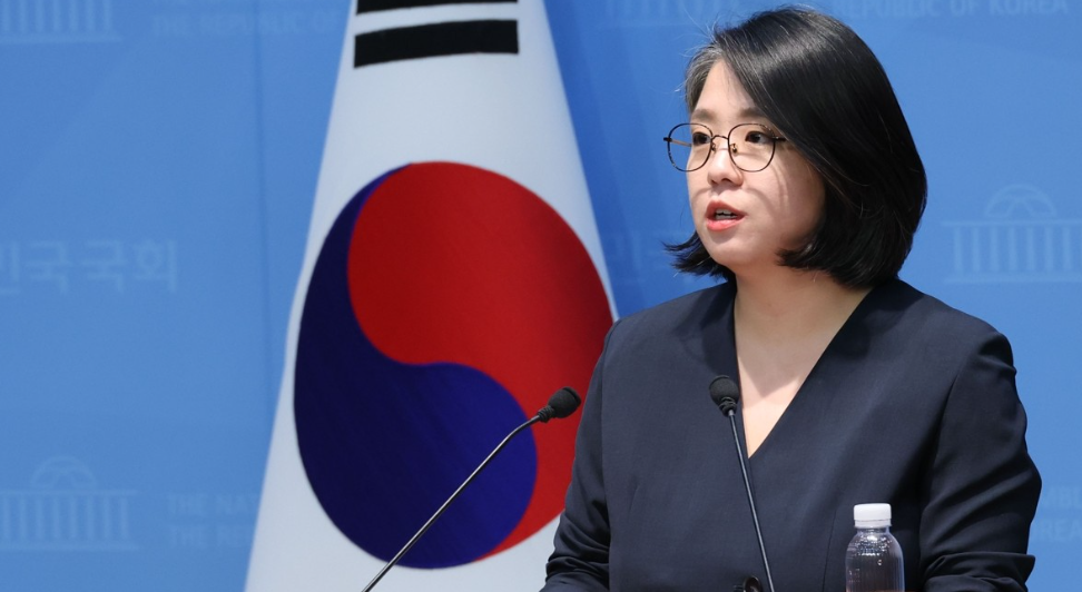 용혜인 성평등가족부 장관 후보자가 장관으로 임명되더라도 국회의원직을 사퇴하지 않고 겸직을 이어가겠다는 의사를 밝혔다. 자신과 가족, 소속 정당을 둘러싸고 제기된 각종 부정 수급 및 특혜 의혹에 대해서는 사실무근이라며 강력히 반발하고 나섰다.
