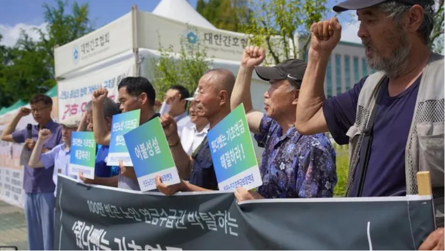정부가 소득 하위 70% 노인에게 지급하는 기초연금의 틀을 유지하면서 구간별 차등 지급을 골자로 한 개편안을 확정했다. 전체 지급 대상 비율은 그대로 둔 채 저소득층 지급액은 늘리고 중간 계층 이상은 동결하는 방식이다.