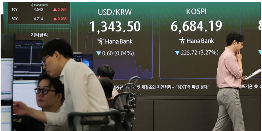 중동발 지정학적 불안과 유가 상승, 미국 채권금리 급등이라는 이른바 '삼중고'가 악재로 작용하면서 국내 증시가 개장 직후부터 강한 하락 압력을 받고 있다.