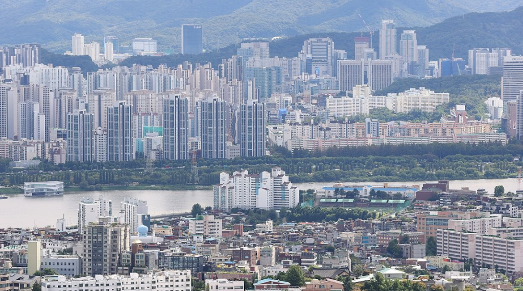수도권 주택 시장의 수급 불균형 문제를 해결하기 위해 국토교통부 장관 후보자가 용산공원 부지 부수 공간을 활용한 주택 공급 추진 가능성을 공식 표명했다.