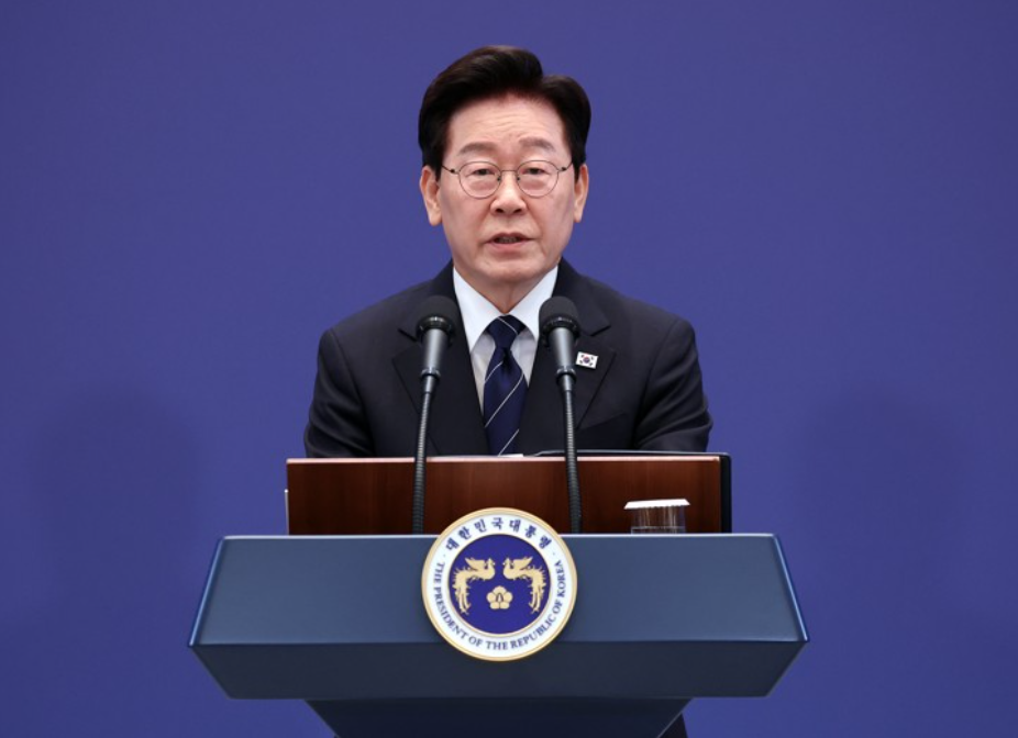 국정 운영의 선명성보다 실행 결과를 통한 증명에 집중하겠다는 국정 최고 책임자의 메시지가 발표되었다. 최근 지방선거 이후 나타난 민심의 흐름에 대해 겸허한 반성의 뜻을 밝히며, 오로지 국민을 섬기는 자세로 민생과 개혁 과제를 완수하겠다는 의지가 표명되었다.