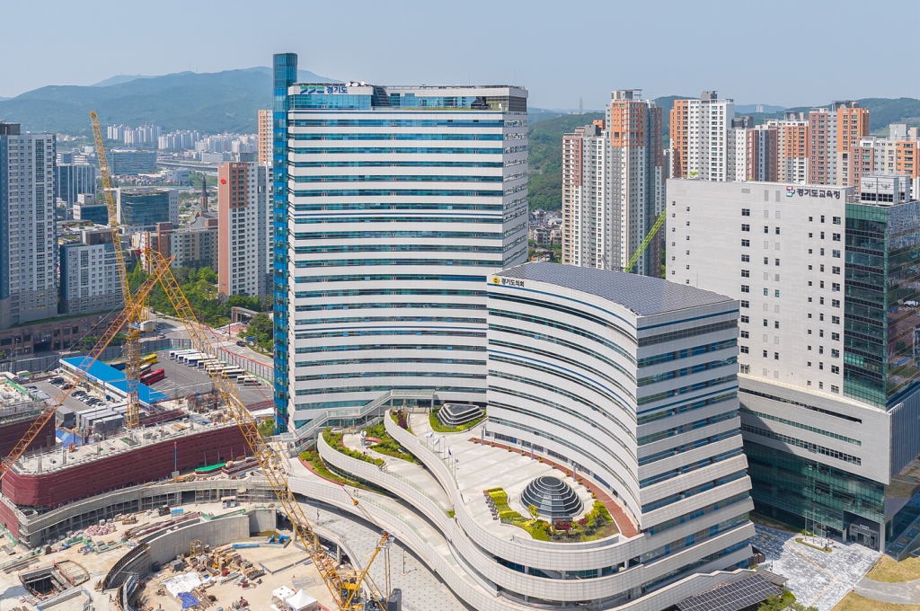 원자재 가격 급등과 국제 정세 불확실성으로 경영난이 가중되는 가운데 경기도가 식료품 제조업계의 원가 부담을 줄이기 위한 현장 실태 파악에 나선다.
