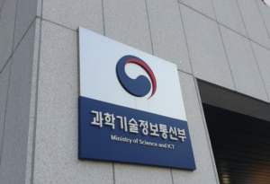 정부가 대한민국 국민 전체의 인공지능 활용 능력을 높이기 위한 국가 정책의 대표 이름을 직접 모집한다. 과학기술정보통신부는 정책의 목적과 가치를 시각적·직관적으로 보여줄 수 있는 대표 브랜드명과 슬로건을 발굴하기 위해 브랜드 공모전을 추진한다고 공식 발표했다.