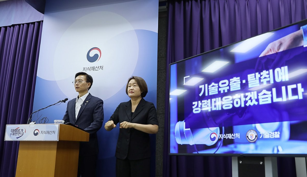 국내 반도체 산업의 경쟁력을 책임져 온 핵심 검사 기술이 해외로 유출되는 사건이 발생했다. 피해 기업 전직 임직원들이 연봉 2배 인상이라는 유혹에 넘어가 기술 자료를 무단 탈취한 뒤 해외에 직접 제조 법인까지 세워 시제품을 생산해 온 사실이 수사 당국에 적발됐다.