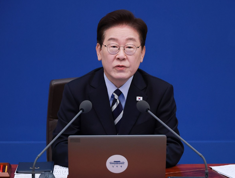 이재명 대통령의 국정운영 긍정평가가 10월 3주차 전국지표조사 결과 44%를 기록하며 직전 조사 대비 1%포인트 소폭 상승했다. 국정운영에 대한 부정평가는 직전 조사보다 1%포인트 하락한 49%로 집계되었으며, 유보 응답은 7%를 나타냈다.