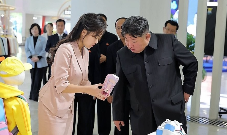 김정은 북한 국무위원장의 사망설과 뇌출혈 혼수상태설이 해외 온라인을 중심으로 급속히 확산하자 북한 관영매체가 현장 시찰 사진을 일제히 보도하며 수습에 나섰다.