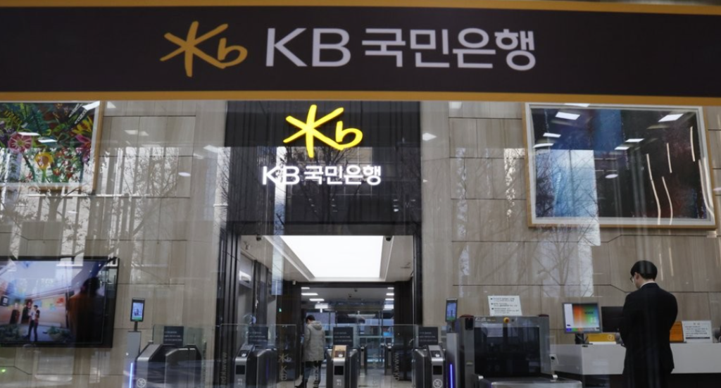 신한은행에 이어 KB국민은행에서도 내부 시스템을 통한 개인신용정보 유출 사고가 발생해 금융권의 보안 관리에 비상이 걸렸다.