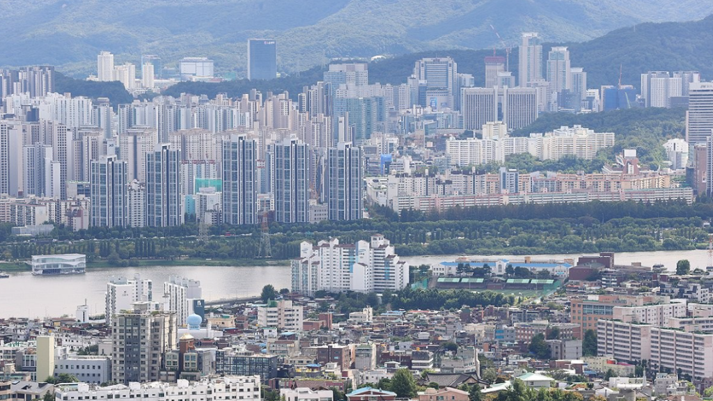 주택 시장의 공급 불안을 해소하고 주거 안정을 도모하기 위해 정부와 주요 공공기관들이 연말까지 수도권 공공주택 6만 2,000호 착공 목표 달성에 사활을 걸었다.