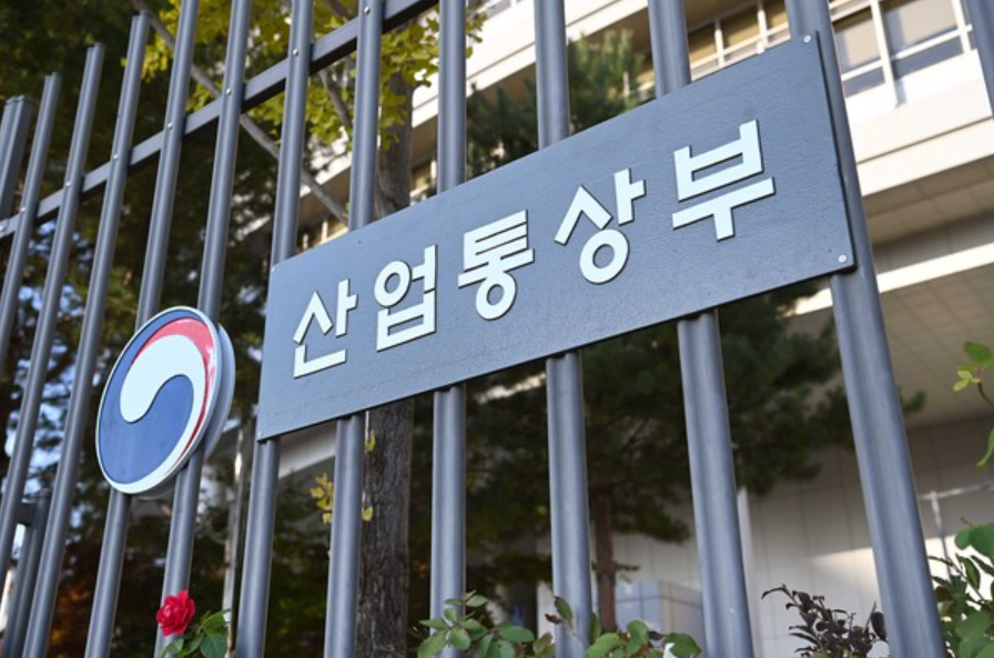 정부와 국내 반도체 산업계가 소재·부품·장비 기업의 경쟁력을 키우기 위해 2조 원 규모의 대형 상생 무역금융 지원책을 공식 가동했다.